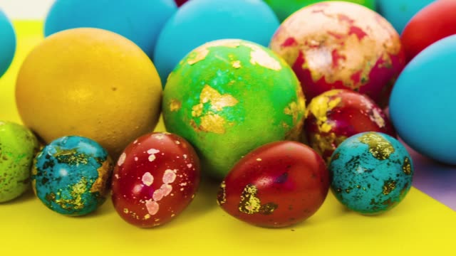 Primer-plano-de-hermosos-coloridos-huevos-de-Pascua.