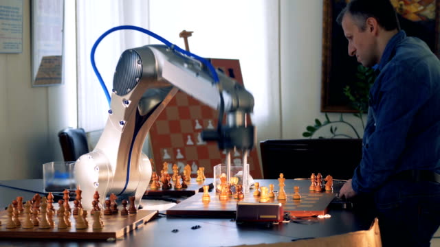 Spiel-zwischen-einem-Schachspieler-und-ein-Roboter.