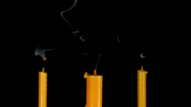 Brennende-Kerze-mit-schwarzem-Hintergrund.