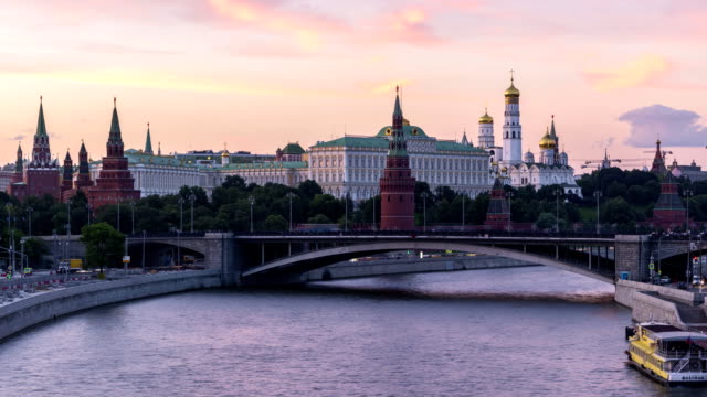 Moscow-Kremlin-and-Moscow-River-with-ships.-Russia.-Day-to-night-time-lapse-in-the-summer-evening