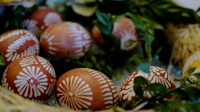 cera-y-cebolla-pintan-huevos-de-Pascua