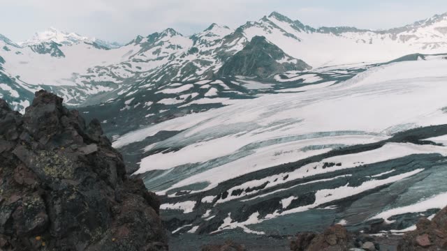 Toma-aérea-del-paisaje-de-las-montañas-rocosas-nevadas-de-naturaleza-escénica