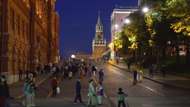 Plaza-Roja,-Moscú,-Rusia.-Paseo-de-noche-por-la-Plaza-Roja-iluminada