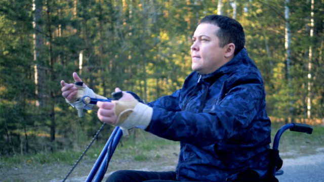Behinderten-Mann-treibt-ein-Handle-an-einen-Rollstuhl,-um-zu-bewegen