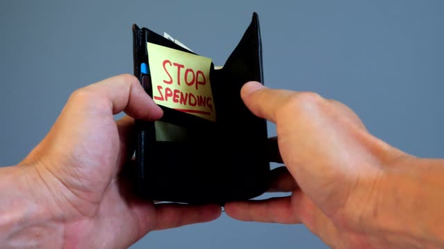 Mann-öffnet-Brieftasche-mit-Memo-Stop-verbringen.-Konzept-Geld-zu-verschwenden.