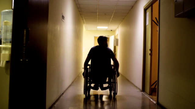 Silhouette-der-Behinderte-Mensch-im-Rollstuhl-in-das-Reha-Zentrum