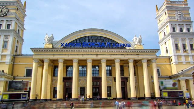 Estación-del-sur,-el-nombre-oficial-de-lo-pasajeros-de-Kharkov-ferrocarril-estación-timelapse-hyperlapse