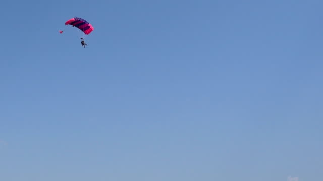The-parachute-descends