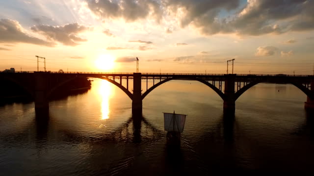 Segelboot-schweben-bei-Sonnenuntergang,-Luftbild