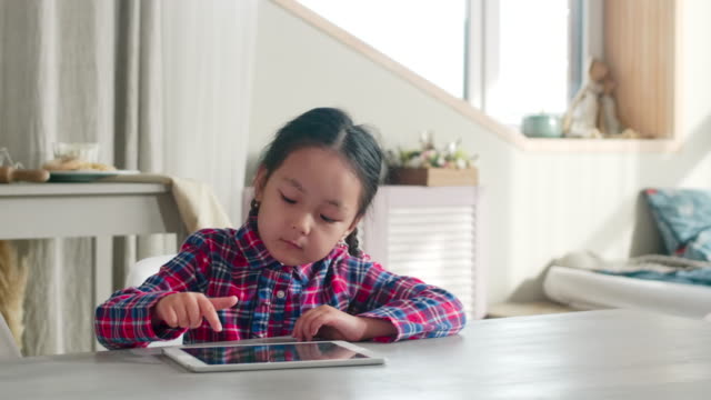 Chica-jugando-en-la-tableta-Digital-en-el-hogar