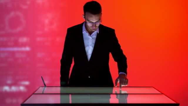Das-Männchen-arbeitet-mit-einem-Touchscreen-auf-dem-Hologramm-Hintergrund