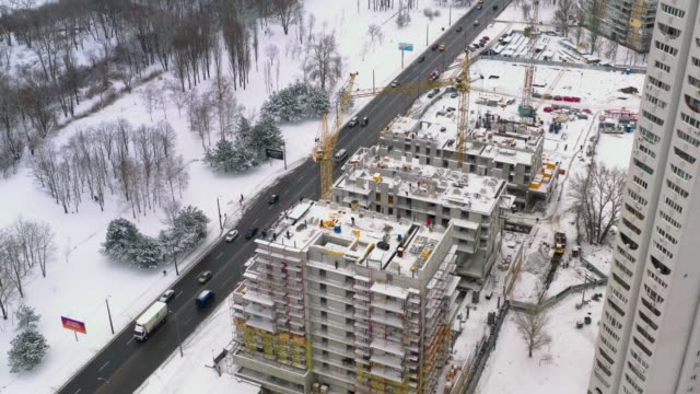 Vista-aérea-del-sitio-de-construcción-del-edificio-en-invierno