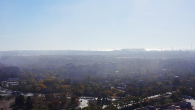 Luftaufnahme.-Smog-über-einem-Wohngebiet-in-der-Stadt.