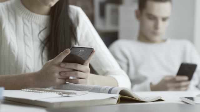 Studenten-im-Chat-mit-ihren-Handys-und-einander-zu-ignorieren