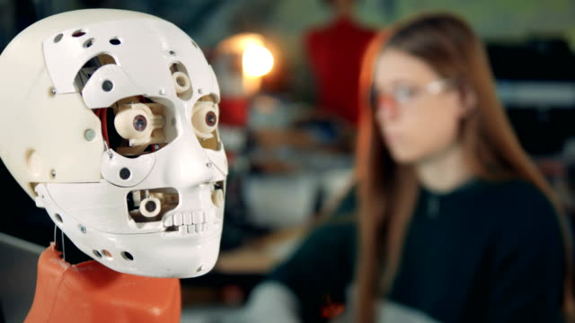 Un-robot-que-mueve-sus-ojos.-Ingeniero-y-humanoide-futurista.