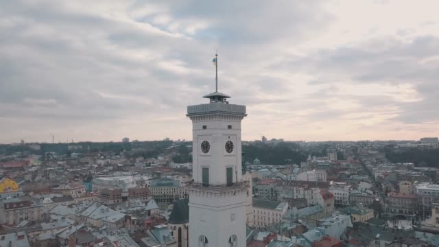 Luftpanorama-der-antiken-europäischen-Stadt-Lwiw,-Ukraine.-Rathaus,-Ratush