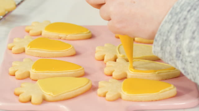 Decorating-Easter-sugar-cookies-with-royal-icing.
