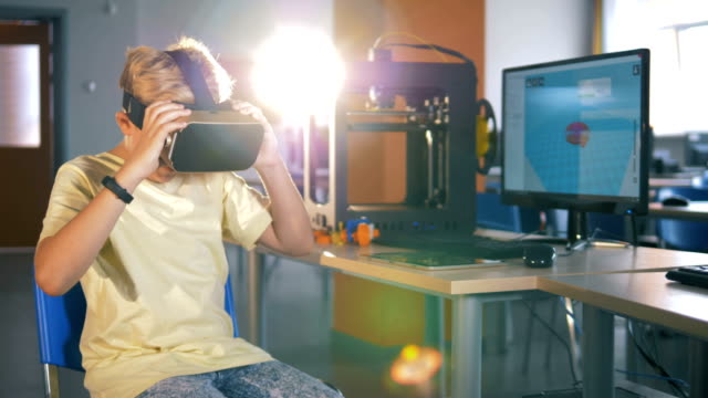Schuljunge,-der-das-Virtual-Reality-Headset-verwendet,-das-3D-virtuelle-Realität-im-Wissenschaftslabor-erforscht.