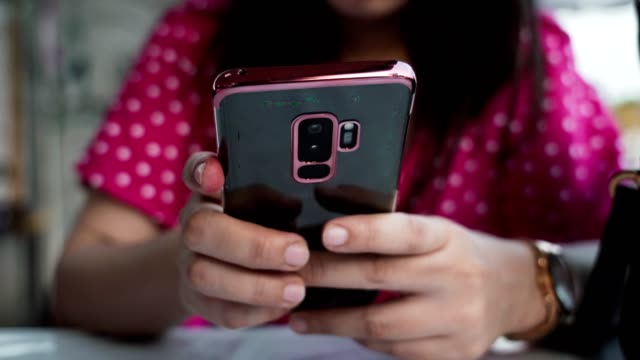 Mujer-mano-usando-teléfono-inteligente-para-redes-sociales