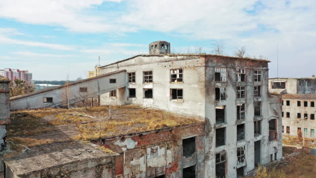 Vista-aérea-de-una-antigua-fábrica-ruina-y-ventanas-rotas.