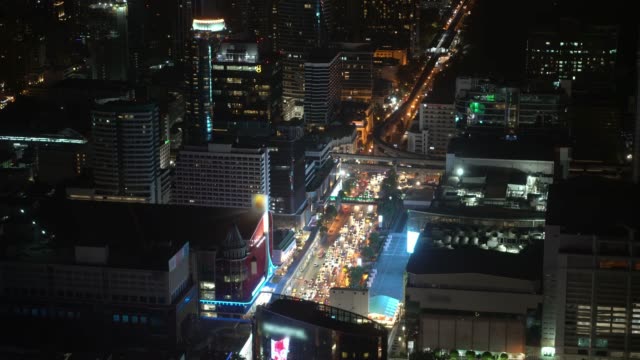 tráfico-en-las-calles-del-centro-de-negocios-de-una-gran-ciudad-por-la-noche