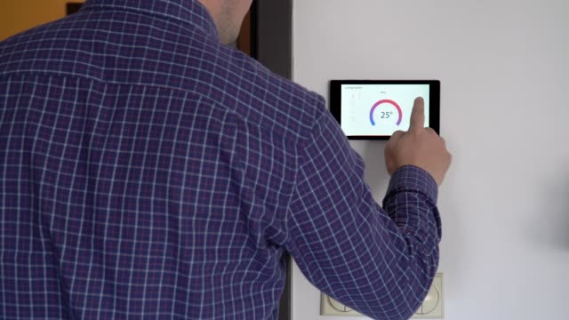 Smart-Home-Klimaautomatik-an-einer-Wand