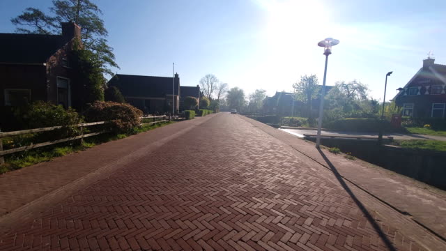 Calle-empedrada-roja-en-el-pueblo-tradicional-de-Holanda