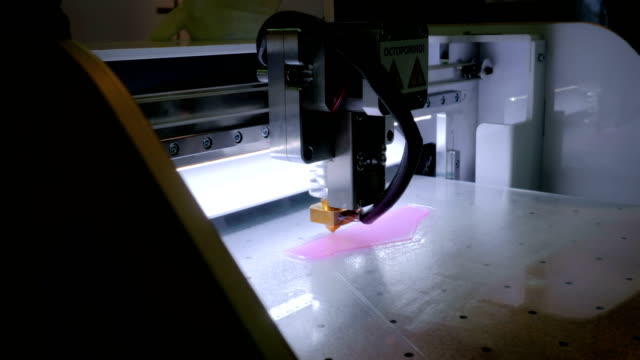máquina-de-impresión-3D-haciendo-modelo-de-plástico