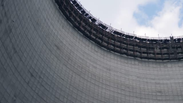 Torre-de-enfriamiento-de-la-central-nuclear-de-Chernóbil