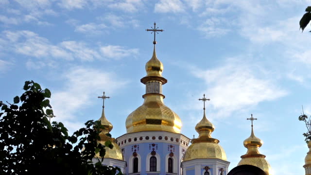 Goldene-Kuppeln-der-goldkuppelförmigen-Kathedrale-gegen-den-Himmel