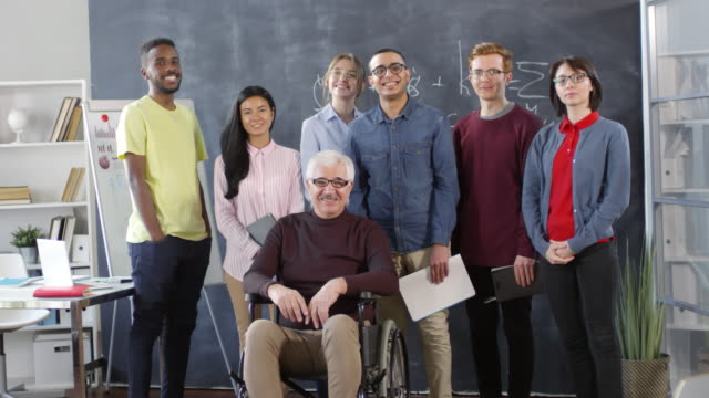 Porträt-des-behinderten-Professors-und-Studentengruppe