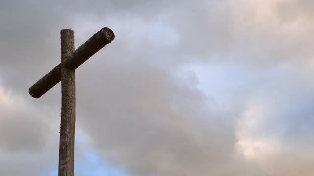 Zeitvertanne-aus-Holzkreuz-auf-bewölktem-Himmel-und-Kopierplatz.-Christlicher-Hintergrund,-geistliche-Szene,-Gott,-Religion-und-Glaubenskonzepte.