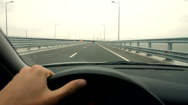 Fahrer-fährt-Auto-auf-Autobahn