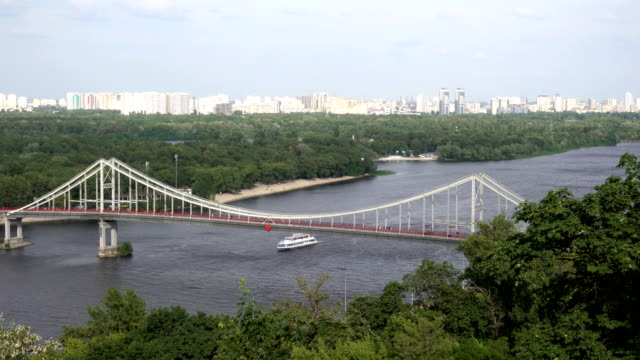 Vista-4k-del-puente-peatonal-a-través-del-Dnieper