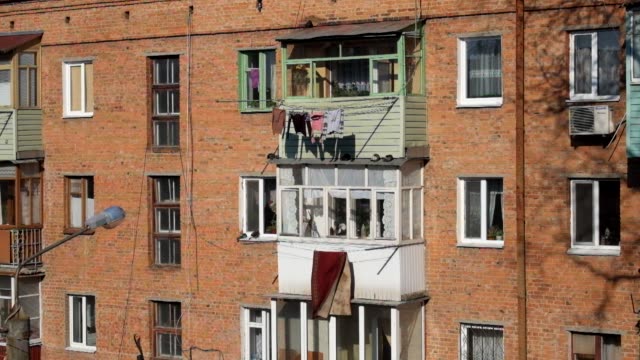 Fenster-und-Balkone-des-alten-Backstein-Wohnhauses-der-UdSSR.-Chruschtschow-Projekt-Haus-1961