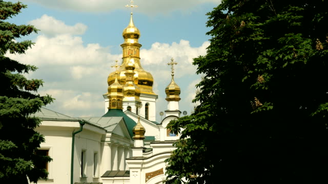 Orthodoxes-christliches-Kloster.-Goldene-Kuppeln.