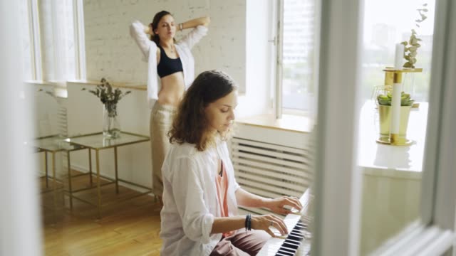 Novias-aprendiendo-piano-tocando-en-casa