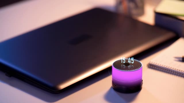 glowing-smart-speaker-with-virtual-time-projection