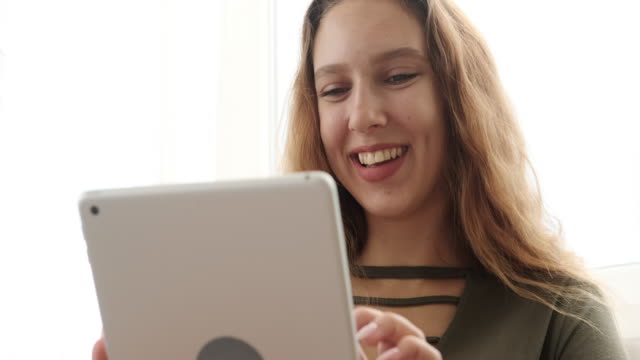 Glücklich-Teenager-Mädchen-mit-digitalen-Tablet