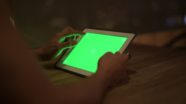 Hände-von-jungen-asiatischen-Mann-mit-digitalen-Tablet