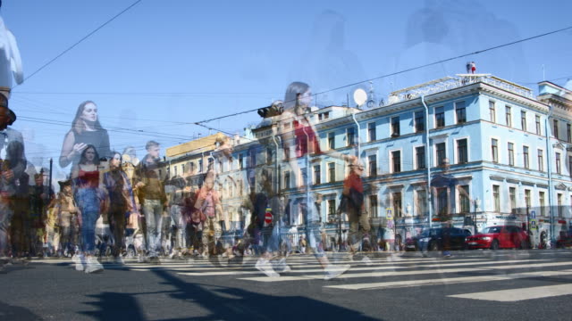 Zeitraffer-der-Kreuzung-in-Newski-Prospekt,-St.-Petersburg,-Russland.-Bewegungsunschärfe-und-getöntes-Filmmaterial.