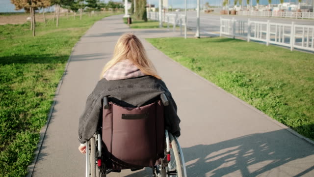 Frau-im-Rollstuhl-auf-Outdoor-Spaziergang