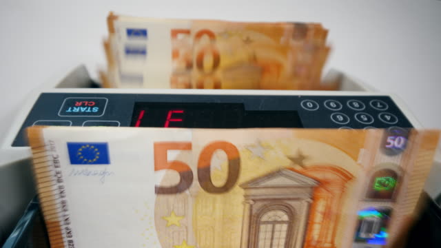 El-dispositivo-está-calculando-una-pila-de-facturas-en-euros