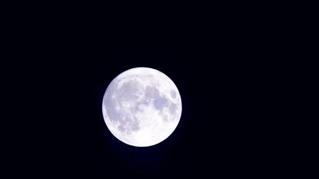 Luna-Llena-en-el-oscuro-cielo-nocturno-de-septiembre.-La-luna-está-viajando-de-izquierda-a-derecha.