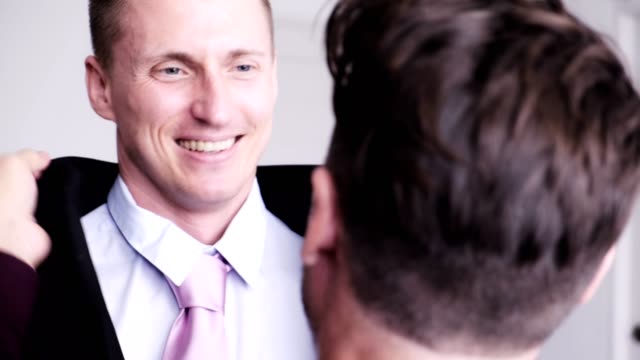 Hombre-gay-ayudar-a-su-pareja-a-poner-corbata-para-la-entrevista-de-trabajo.-Feliz-baile.