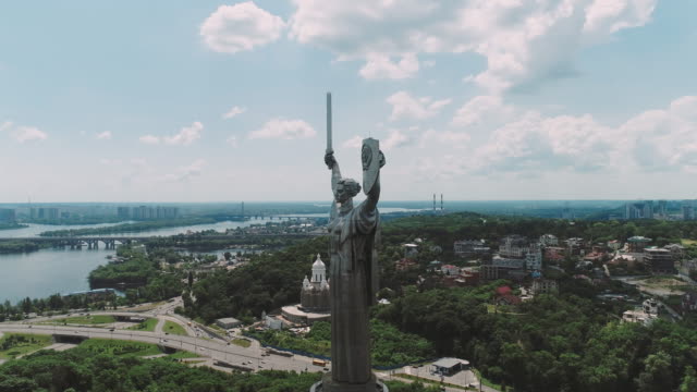 Escultura-de-acero-inoxidable-de-la-Patria-en-la-orilla-del-río-Dnieper,-Kiev,-Ucrania.