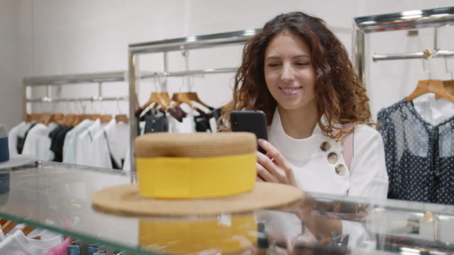 Mujer-teniendo-video-conversación-durante-las-compras