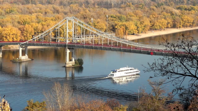 Herbst-Dnjepr-in-Kiew-an-einem-sonnigen-Tag.-Blick-auf-die-Parkbrücke