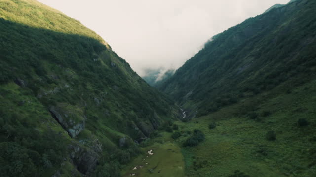 Vista-aérea;-paisaje-natural-con-valle-en-la-niebla