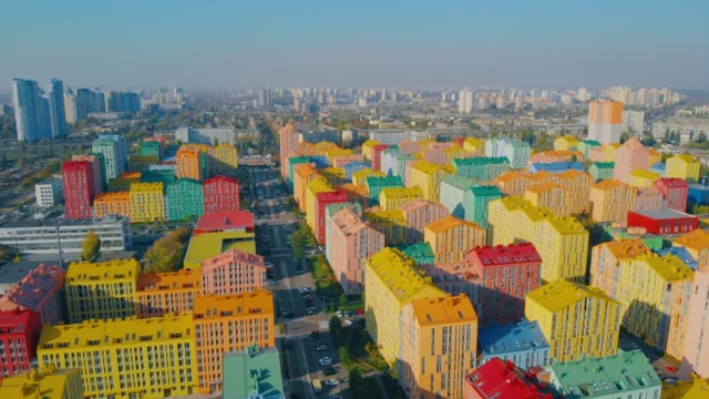 Barrio-residencial-con-casas-multicolores